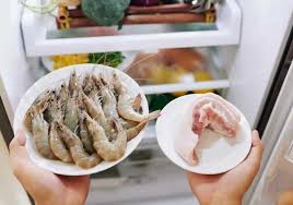 Tôm mua về đừng vội cho vào tủ lạnh: Thêm 1 thìa này, tôm để cả tháng vẫn tươi ngon chắc thịt như mới-1