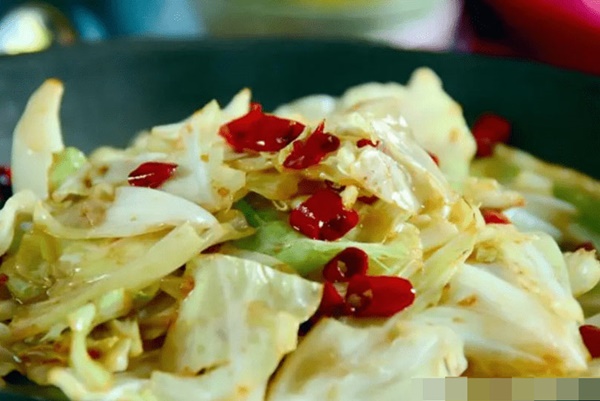 Khi xào bắp cải, đừng cho trực tiếp vào chảo, ghi nhớ 3 kỹ năng để bắp cải giòn ngon và xanh đẹp-8