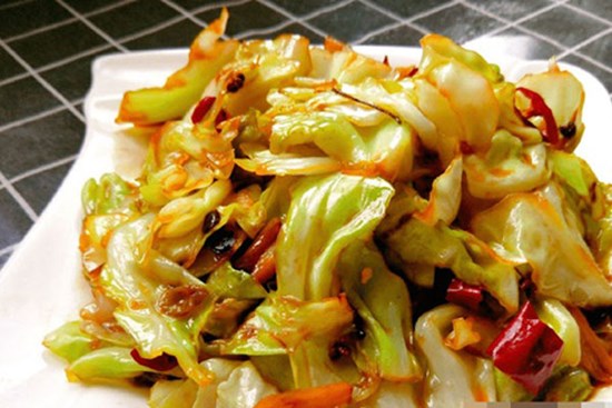 Khi xào bắp cải, đừng cho trực tiếp vào chảo, ghi nhớ 3 kỹ năng để bắp cải giòn ngon và xanh đẹp