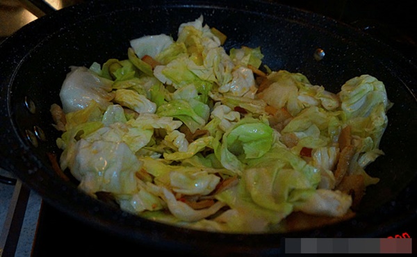 Khi xào bắp cải, đừng cho trực tiếp vào chảo, ghi nhớ 3 kỹ năng để bắp cải giòn ngon và xanh đẹp-6