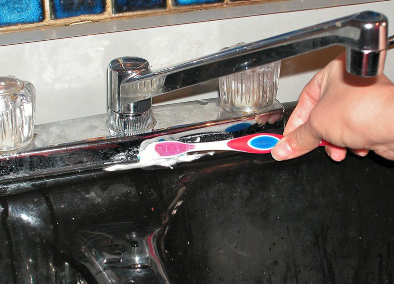 Vòi inox lấm lem, ố vàng đến mấy, xịt thứ này vào chỉ vài phút lại sáng choang-2