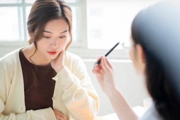 Giật mình khi thấy chị giúp việc khoác tay trai đẹp bước vào nhà hàng-2