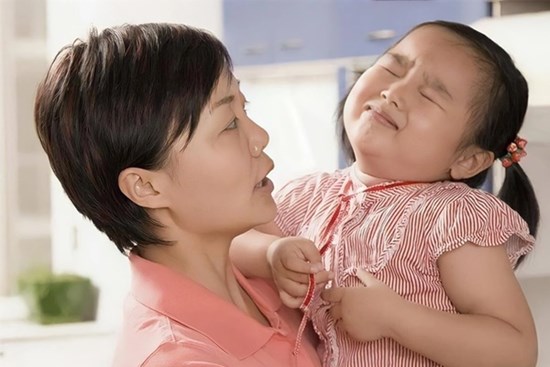 5 sai lầm của cha mẹ khiến trẻ ngang bướng khi ở nhà nhưng tự ti lúc ra ngoài