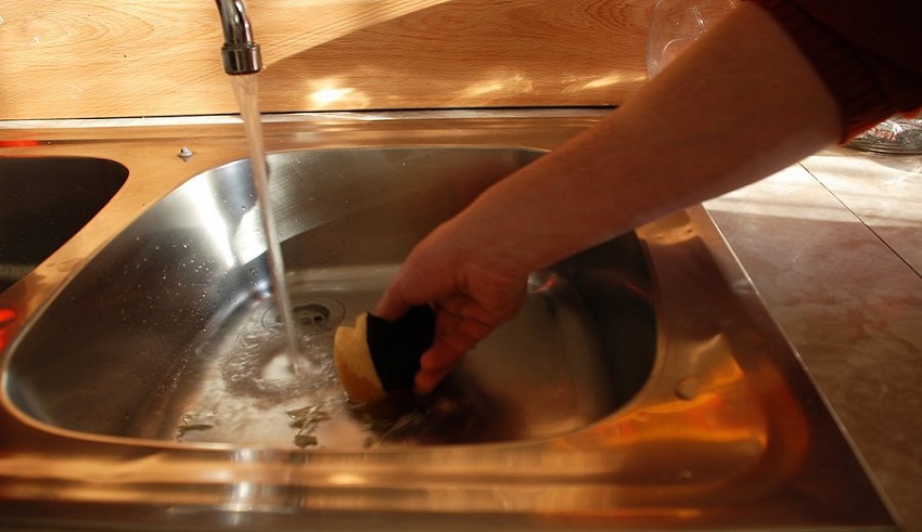 Bồn rửa bát sáng bóng như mới nhờ&nbsp;dùng thứ vật liệu có sẵn trong bếp này-1