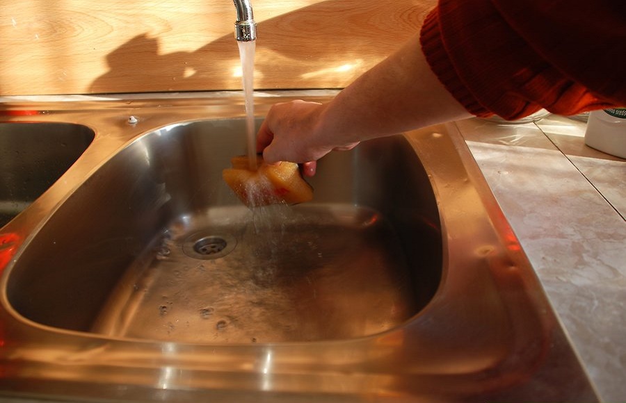 Bồn rửa bát sáng bóng như mới nhờ&nbsp;dùng thứ vật liệu có sẵn trong bếp này-3