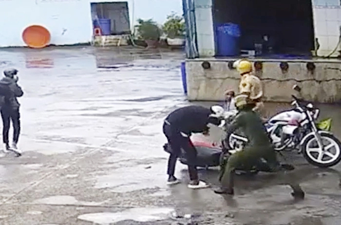 Mẹ của thiếu niên bị công an đánh: Không có chuyện gia đình rút đơn-2