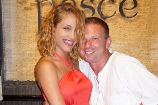 Được thuê làm bảo mẫu, cô gái cưới luôn ông chủ giàu có hơn 20 tuổi, đáp trả khi bị chê