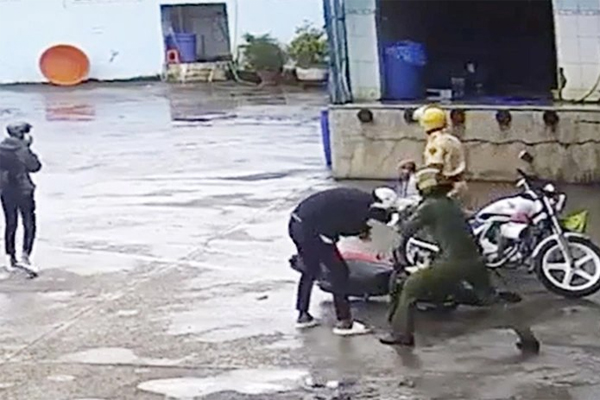 Đại úy công an bị giáng 2 cấp hàm vì đánh người đàn ông-2