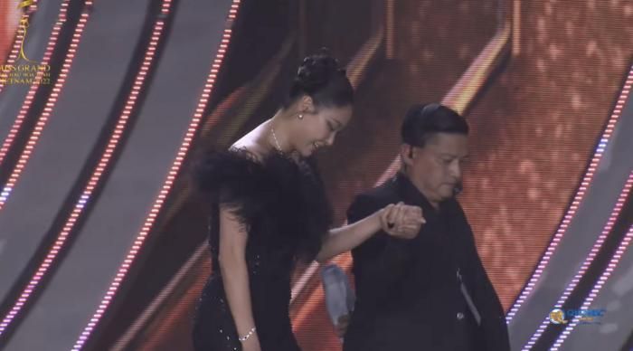 Hoa hậu Hà Kiều Anh vồ ếch ngay trên sân khấu Chung kết Miss Grand Vietnam 2022-2