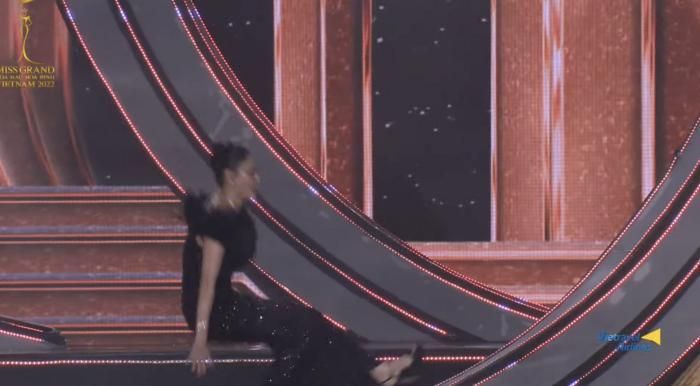 Hoa hậu Hà Kiều Anh vồ ếch ngay trên sân khấu Chung kết Miss Grand Vietnam 2022-1
