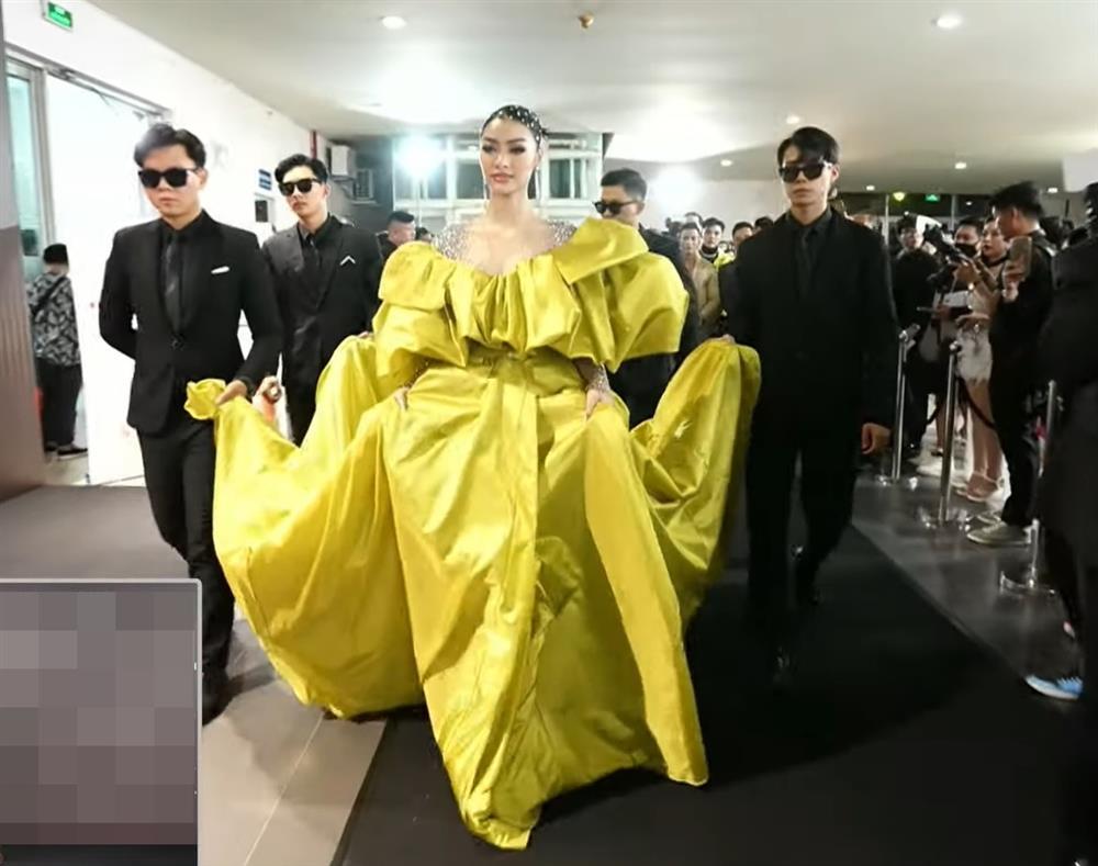 Lương Mỹ Kỳ lạ lẫm trên thảm đỏ, Kiều Loan hẳn 4 vệ sĩ vác đầm-1