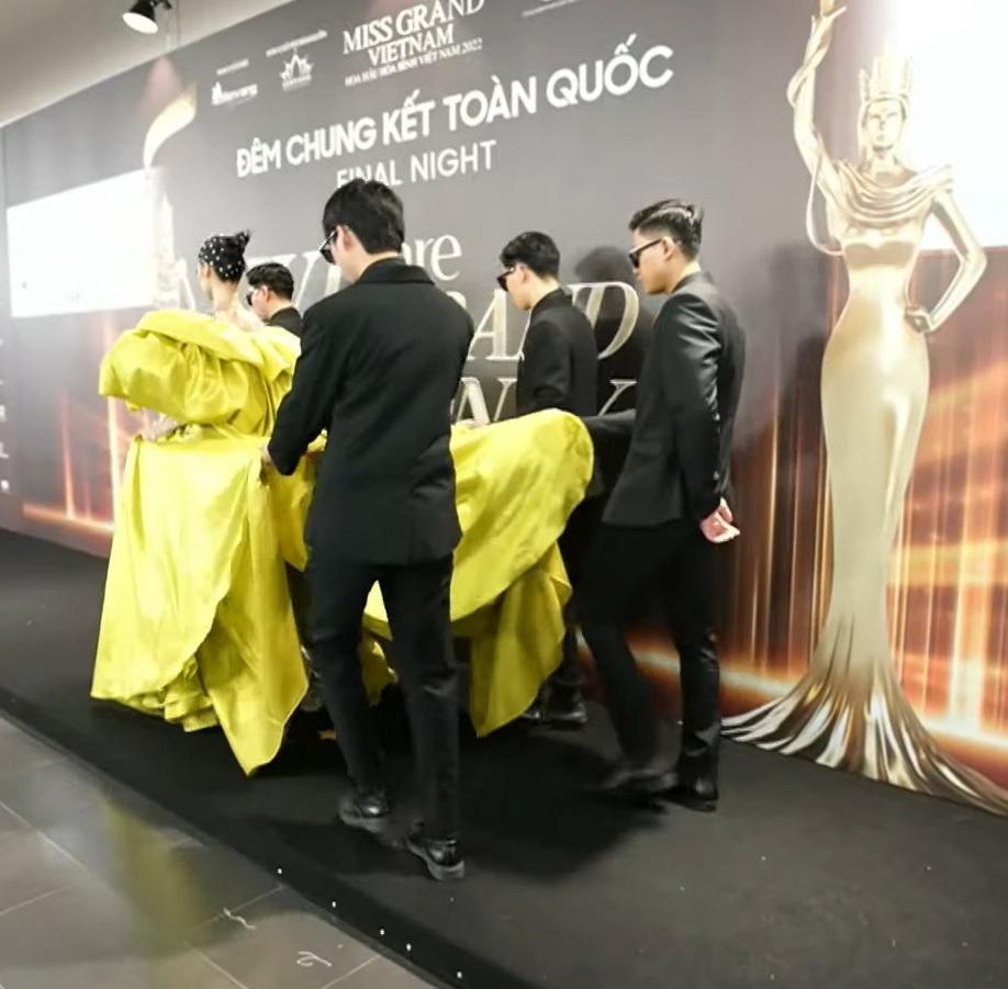 Lương Mỹ Kỳ lạ lẫm trên thảm đỏ, Kiều Loan hẳn 4 vệ sĩ vác đầm-3