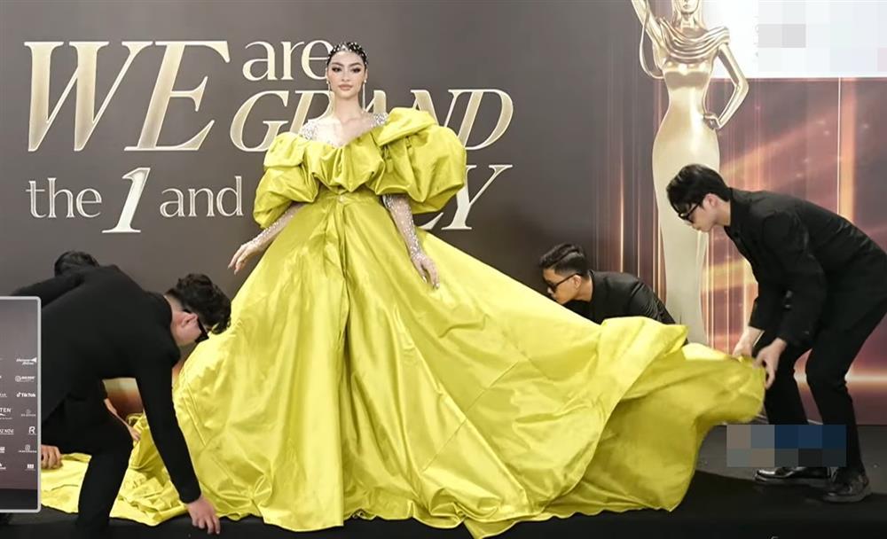 Lương Mỹ Kỳ lạ lẫm trên thảm đỏ, Kiều Loan hẳn 4 vệ sĩ vác đầm-4