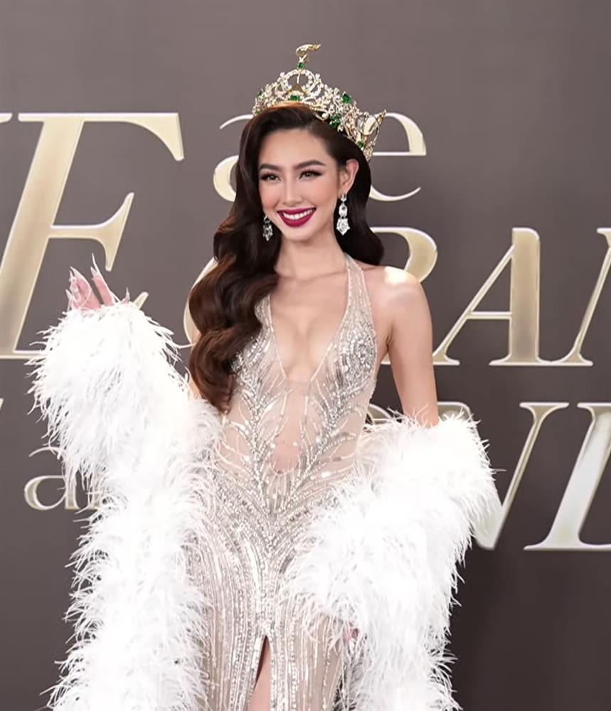 Lương Mỹ Kỳ lạ lẫm trên thảm đỏ, Kiều Loan hẳn 4 vệ sĩ vác đầm-7