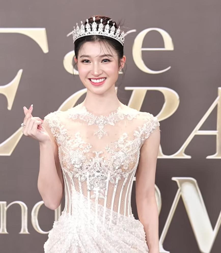 Lương Mỹ Kỳ lạ lẫm trên thảm đỏ, Kiều Loan hẳn 4 vệ sĩ vác đầm-16