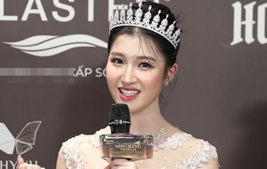 Lương Mỹ Kỳ lạ lẫm trên thảm đỏ, Kiều Loan hẳn 4 vệ sĩ vác đầm-17