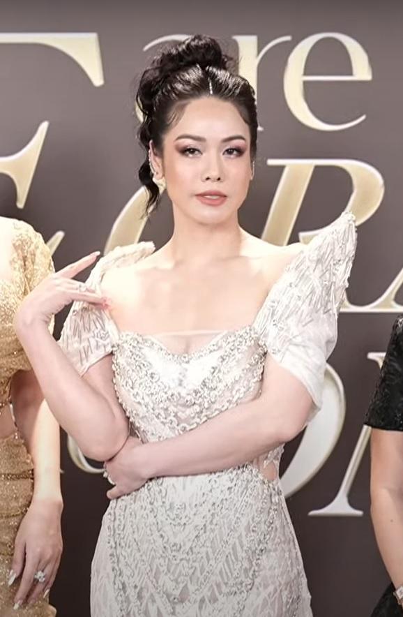 Lương Mỹ Kỳ lạ lẫm trên thảm đỏ, Kiều Loan hẳn 4 vệ sĩ vác đầm-18