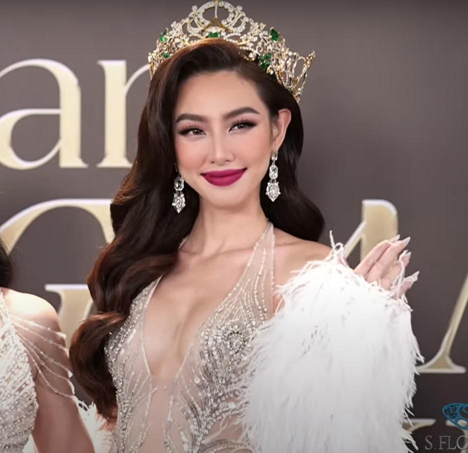 Lương Mỹ Kỳ lạ lẫm trên thảm đỏ, Kiều Loan hẳn 4 vệ sĩ vác đầm-9