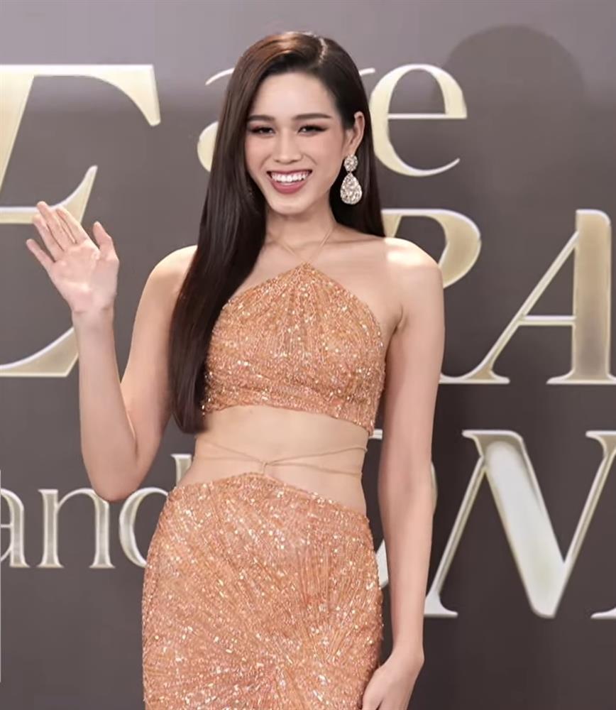 Lương Mỹ Kỳ lạ lẫm trên thảm đỏ, Kiều Loan hẳn 4 vệ sĩ vác đầm-23