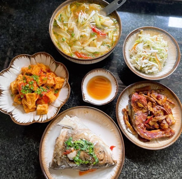 Nấu ăn kiểu tổ tiên mách bảo chứ không có công thức, loạt mâm cơm của mẹ đảm Yên Bái vẫn khiến chị em ngưỡng mộ-1