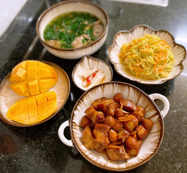 Nấu ăn kiểu tổ tiên mách bảo chứ không có công thức, loạt mâm cơm của mẹ đảm Yên Bái vẫn khiến chị em ngưỡng mộ-14