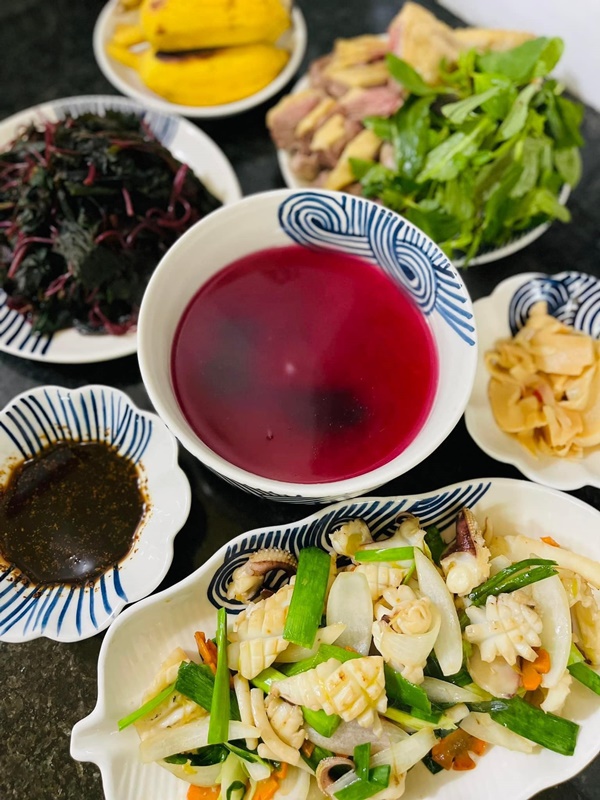 Nấu ăn kiểu tổ tiên mách bảo chứ không có công thức, loạt mâm cơm của mẹ đảm Yên Bái vẫn khiến chị em ngưỡng mộ-16