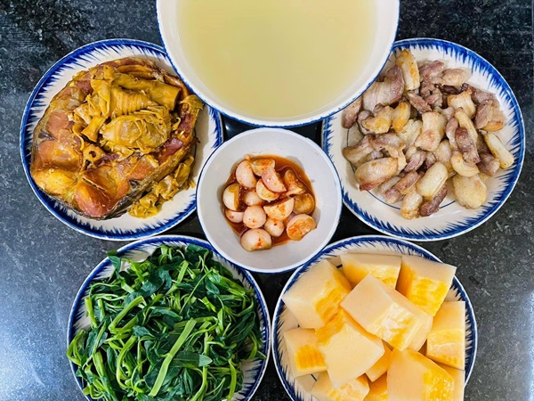 Nấu ăn kiểu tổ tiên mách bảo chứ không có công thức, loạt mâm cơm của mẹ đảm Yên Bái vẫn khiến chị em ngưỡng mộ-19