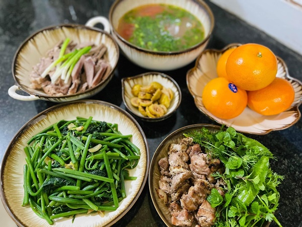 Nấu ăn kiểu tổ tiên mách bảo chứ không có công thức, loạt mâm cơm của mẹ đảm Yên Bái vẫn khiến chị em ngưỡng mộ-23