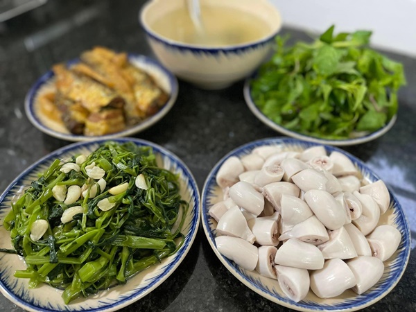 Nấu ăn kiểu tổ tiên mách bảo chứ không có công thức, loạt mâm cơm của mẹ đảm Yên Bái vẫn khiến chị em ngưỡng mộ-25