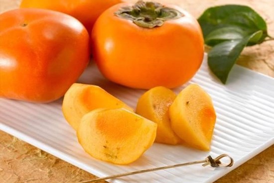Hồng ngâm vào mùa, ngon khó cưỡng, nhưng những người sau tuyệt đối không nên ăn