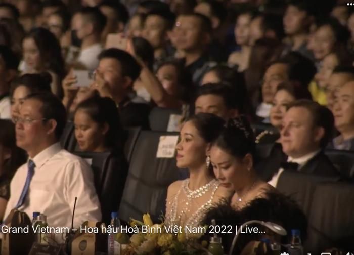 Hà Kiều Anh bị cười cợt sau cú ngã tại Miss Grand VN, fan gay gắt: Cười cái gì, người ta đáng tuổi mẹ-4