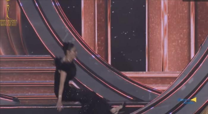 Hà Kiều Anh bị cười cợt sau cú ngã tại Miss Grand VN, fan gay gắt: Cười cái gì, người ta đáng tuổi mẹ-2