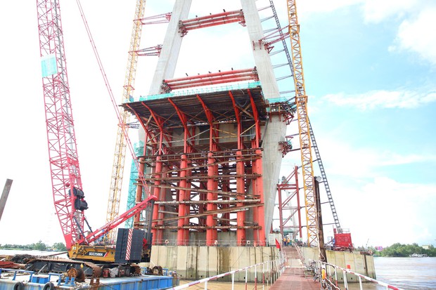 Cha, vợ nạn nhân mất tích trong vụ sập sàn cầu Mỹ Thuận 2 chờ đợi trong vô vọng-2