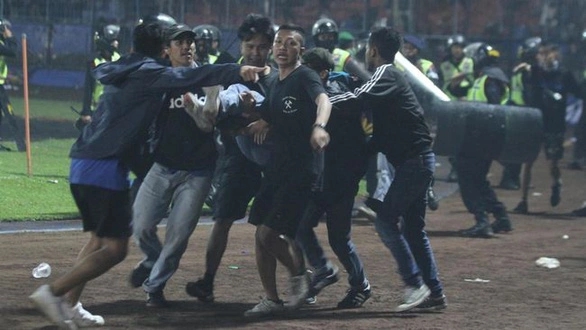 Hơn 120 người chết trong bạo loạn tại trận đấu bóng đá ở Indonesia-1