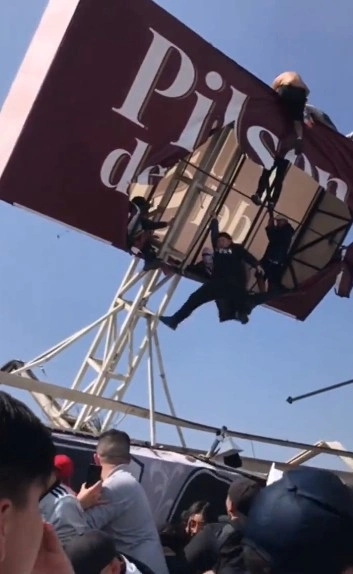 Hơn 120 người chết trong bạo loạn tại trận đấu bóng đá ở Indonesia-2