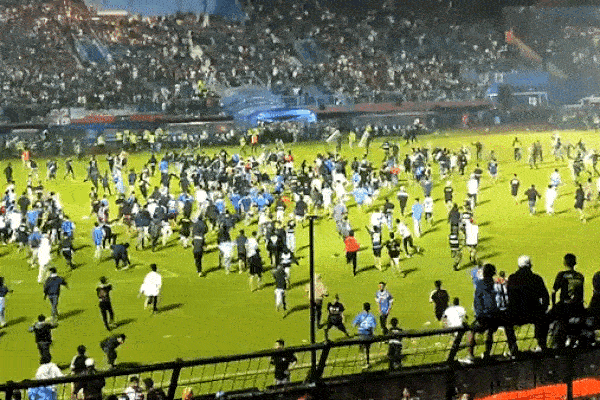 Hơn 120 người chết trong bạo loạn tại trận đấu bóng đá ở Indonesia