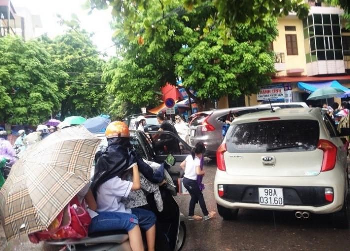 Bó tay cảnh ô tô vây quanh cổng trường học?-1