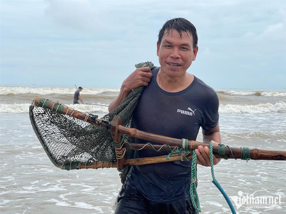 Đi giật lùi vớt lộc trời sau bão, nông dân kiếm hàng triệu đồng-3