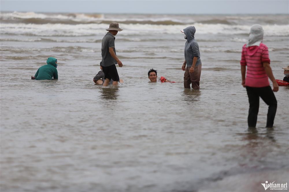 Đi giật lùi vớt lộc trời sau bão, nông dân kiếm hàng triệu đồng-5