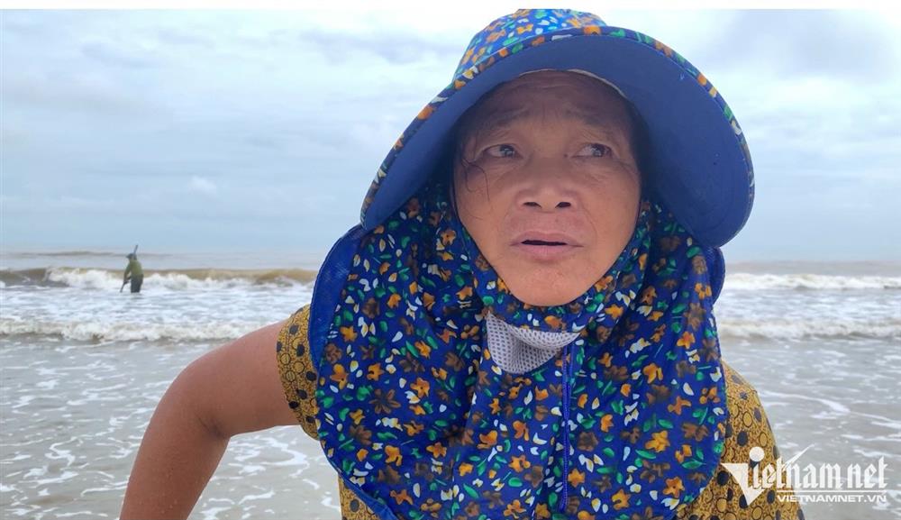 Đi giật lùi vớt lộc trời sau bão, nông dân kiếm hàng triệu đồng-8