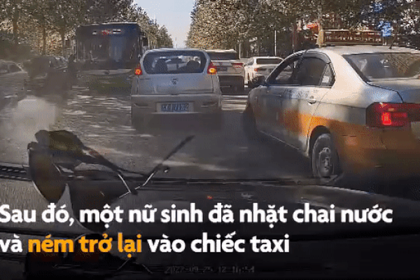 Nhìn thấy người vứt rác ra đường, cô gái nhặt lên, ném trả