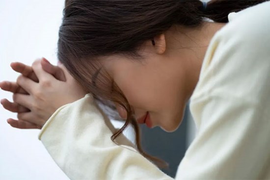 Nghe mẹ chồng và chị dâu nói về mình mà tôi rơi nước mắt