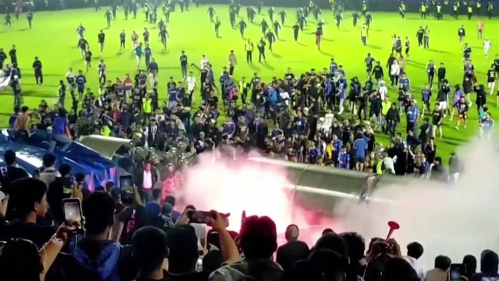 Indonesia: Cảnh sát nói lý do dùng hơi cay trong vụ giẫm đạp ở sân bóng đá, ít nhất 127 người thiệt mạng-1