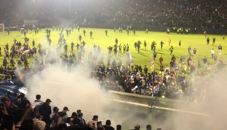 Indonesia: Cảnh sát nói lý do dùng hơi cay trong vụ giẫm đạp ở sân bóng đá, ít nhất 127 người thiệt mạng-3