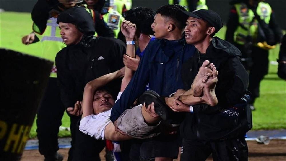 Indonesia: Cảnh sát nói lý do dùng hơi cay trong vụ giẫm đạp ở sân bóng đá, ít nhất 127 người thiệt mạng-4