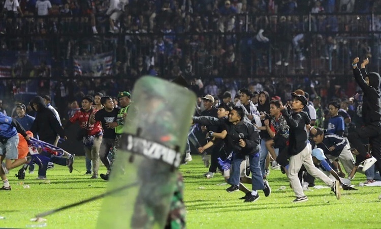 Indonesia: Cảnh sát nói lý do dùng hơi cay trong vụ giẫm đạp ở sân bóng đá, ít nhất 127 người thiệt mạng-6