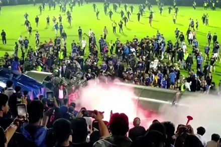 Indonesia: Cảnh sát nói lý do dùng hơi cay trong vụ giẫm đạp ở sân bóng đá, ít nhất 127 người thiệt mạng