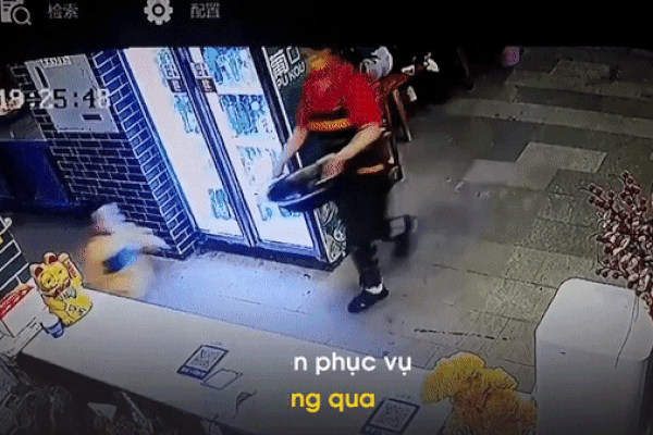 Em bé lao đầu vào nồi súp nóng trên tay nữ nhân viên nhà hàng