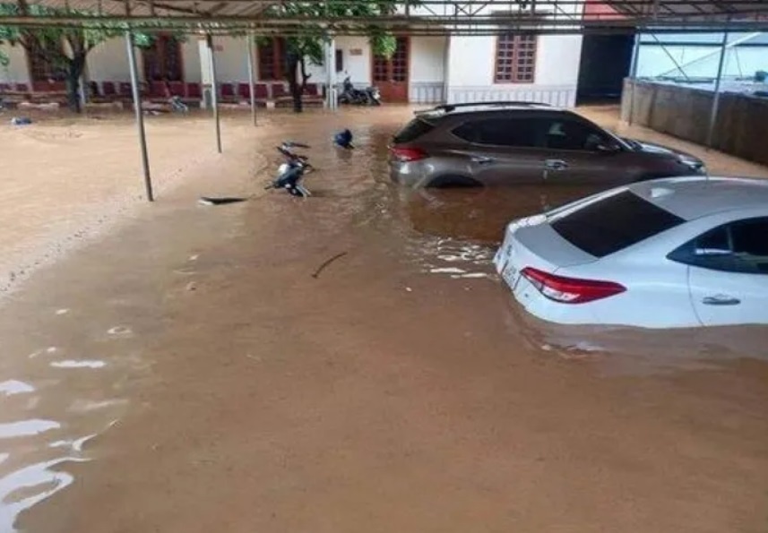 Hình ảnh lũ quét cuốn trôi ôtô, làm sập nhà ở Nghệ An-5