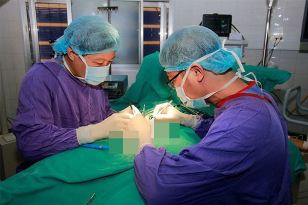 Cấy 16 viên bi vào của quý, thanh niên phải cầu cứu bác sĩ-1